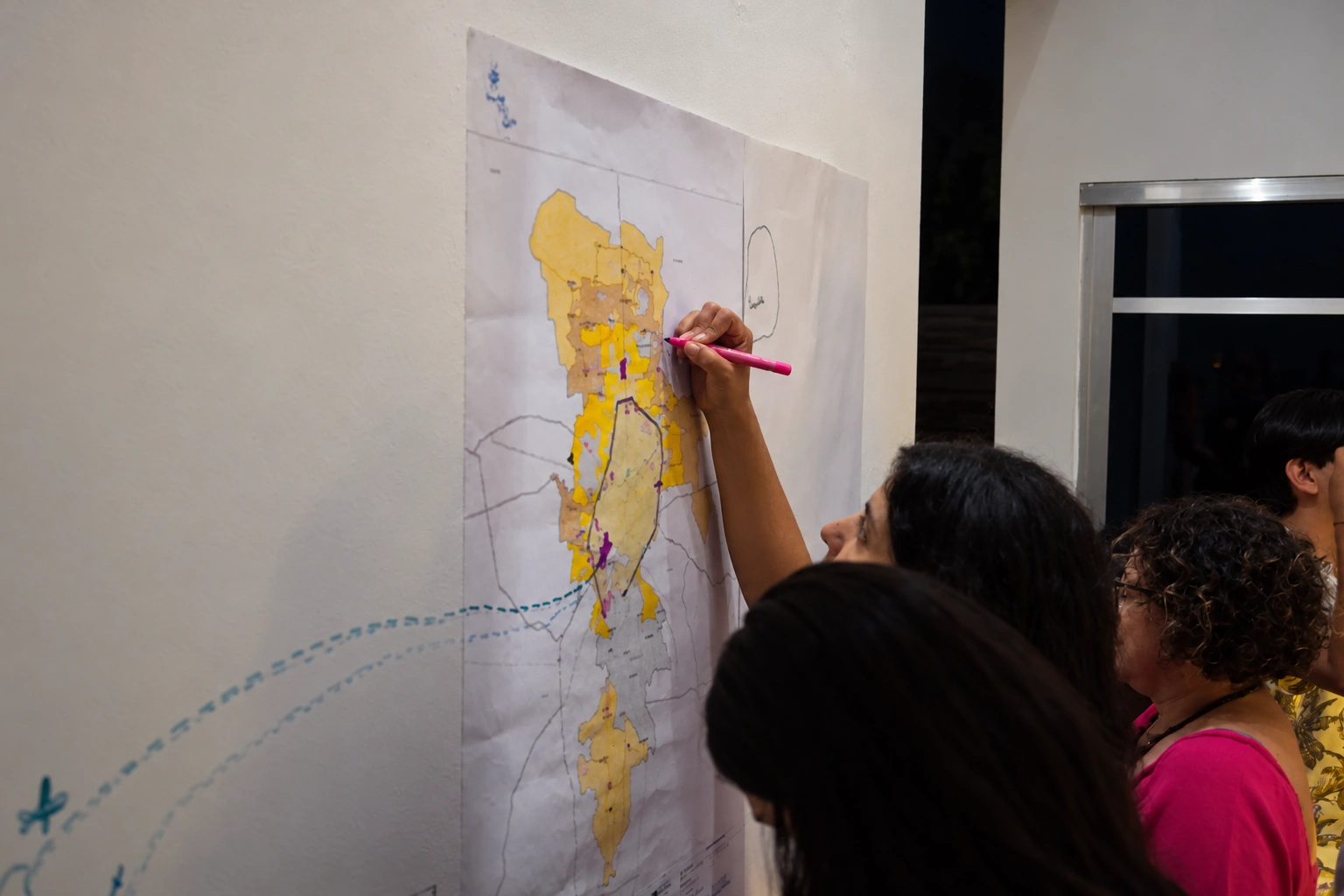Intervención colectiva de Ocupa Lorca en la galería
