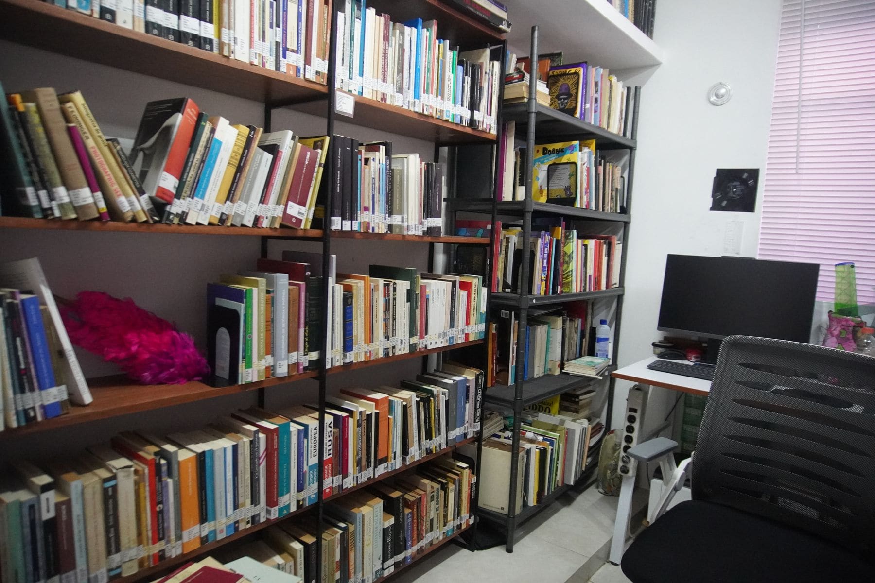 Escritorio de trabajo en la biblioteca